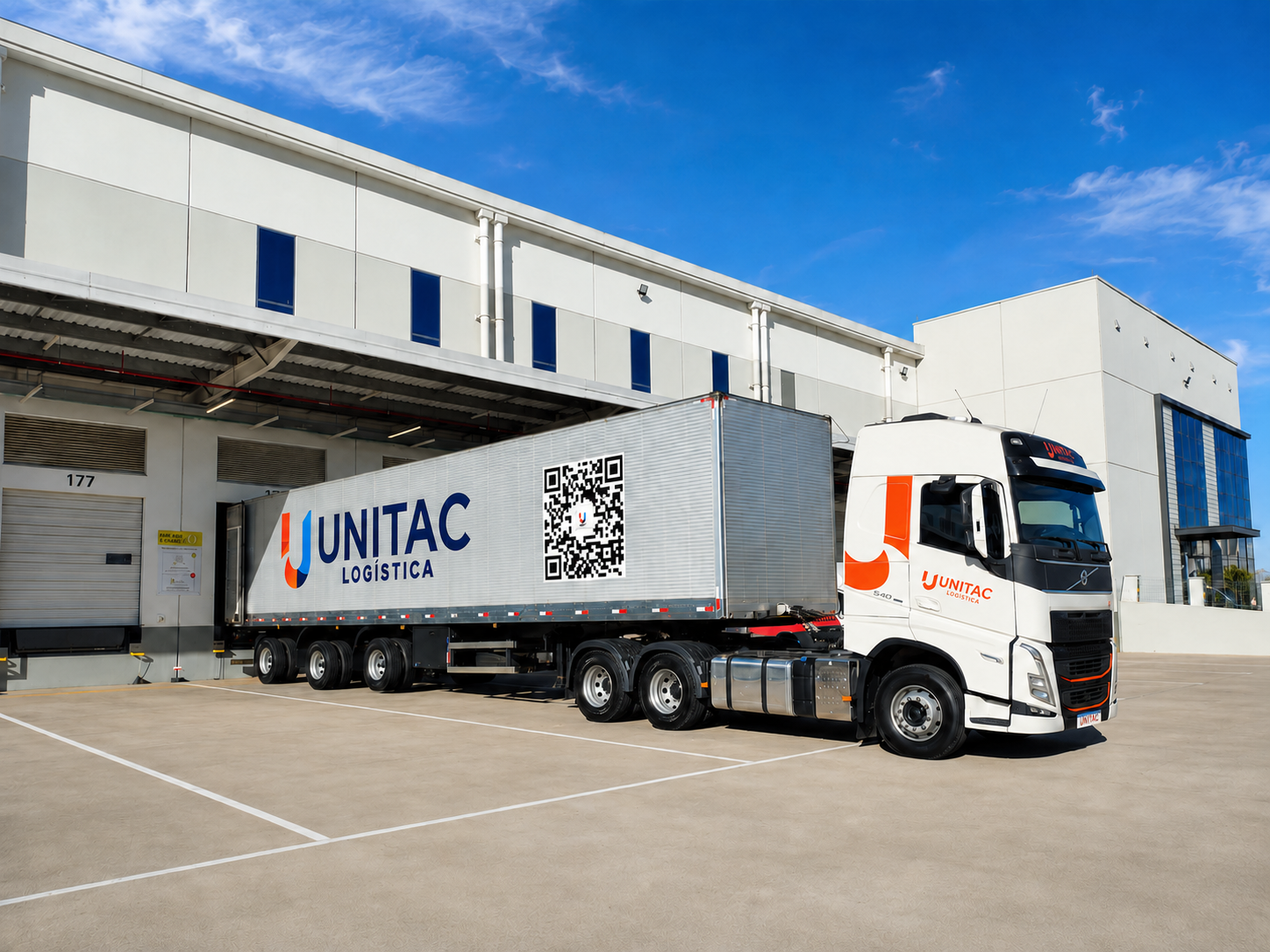 Caminhão Unitac no centro de distribuição